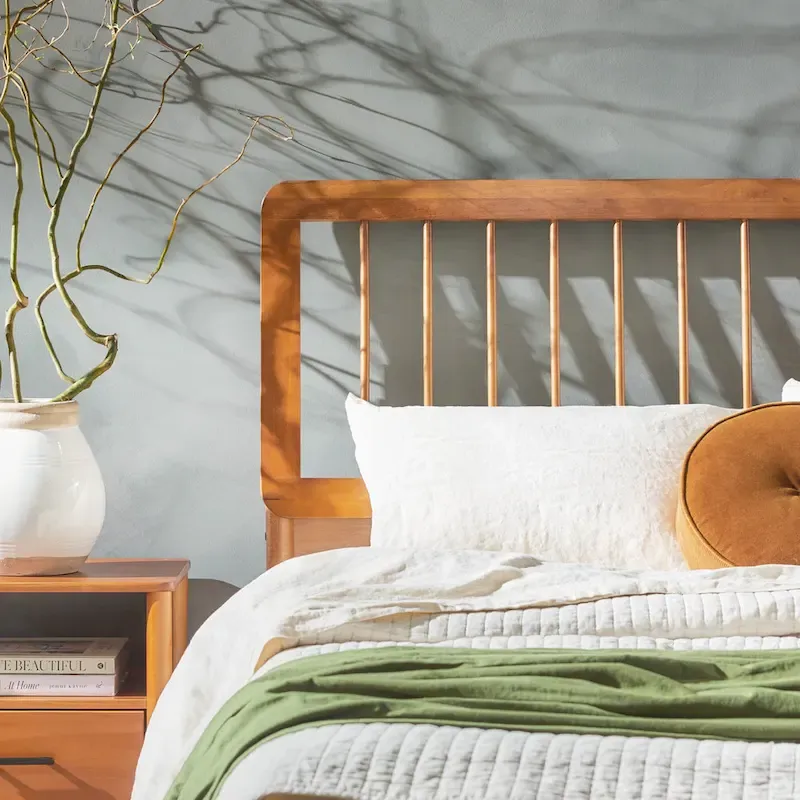 Queen Solid Wood Spindle Bed Frame with Pine Legs – Caramel / Natural Pine / Black, for 1–2 People